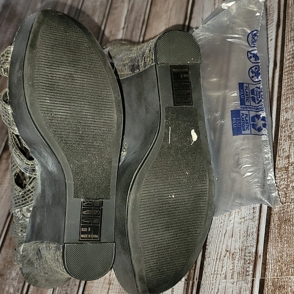 Nadara Shi by Journey silver & gray sandal wedge sandal shoe size 9 GUC - Picture 8 of 10